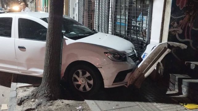 El choque complicó la circulación antes del amanecer por el operativo policial.