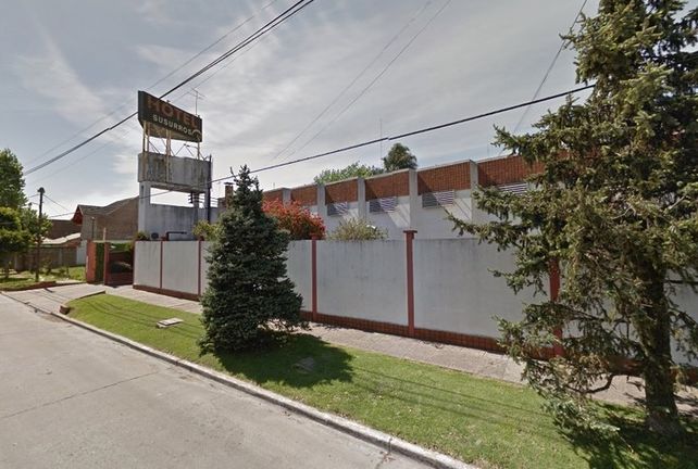 El auto ingresó a este hotel alojamiento.&nbsp;