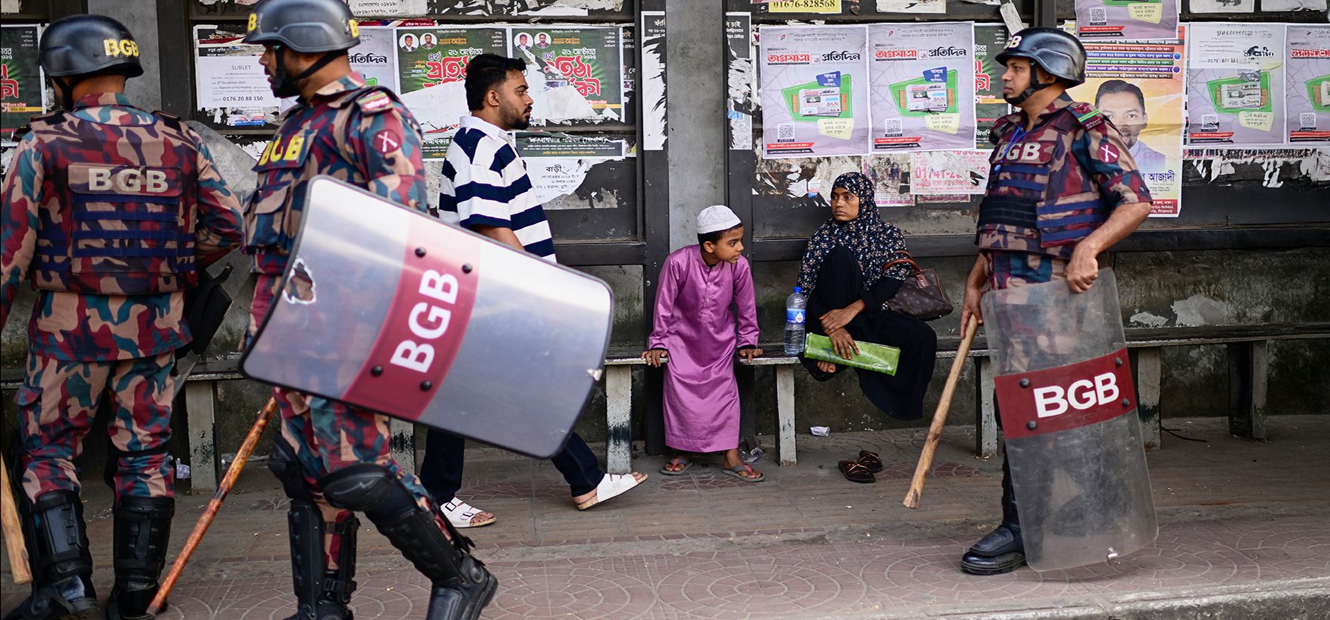Efectivos de las fuerzas de seguridad pasan por delante de una parada de bus durante el paro nacional convocado por la depuesta primera ministra Sheikh Hasina y el antiguo partido gobernante, ka Liga Awami, en Daca, Bangladesh, el 13 de noviembre de 2025. (AP Foto/Mahmud Hossain Opu) Efectivos de las fuerzas de seguridad pasan por delante de una parada de bus durante el paro nacional convocado por la depuesta primera ministra Sheikh Hasina y el antiguo partido gobernante, ka Liga Awami, en Daca, Bangladesh, el 13 de noviembre de 2025. (AP Foto/Mahmud Hossain Opu)