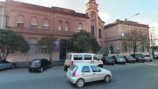 Prohíben a una chica entrar al colegio por su corte de cabello