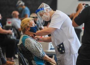Gracias a las vacunas, la letalidad del coronavirus disminuyó de 3% a 0,3% en dos años