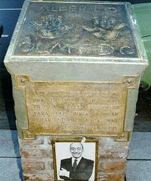 Recuperan placas de bronce donde estaban talladas las manos del Negro Olmedo