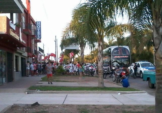 Apoyo al Gato. Hinchas de Atlético Paraná se acercaron al hotel en Oro Verde para alentar al plantel antes del partido. (Foto UNO/Diego Arias)