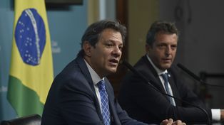 El ministro de Hacienda de Brasil, Fernando Haddad, habla mientras el ministro de Economía de Argentina, Sergio Massa, escucha durante la conferencia de prensa conjunta.