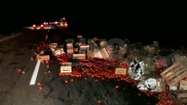 Choque y vuelco entre dos camiones sobre la autopista Santa Fe-Rosario