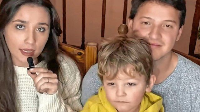 Los padres agotaron las instancias para solicitar el implante coclear y mejorar la calidad de vida del niño.