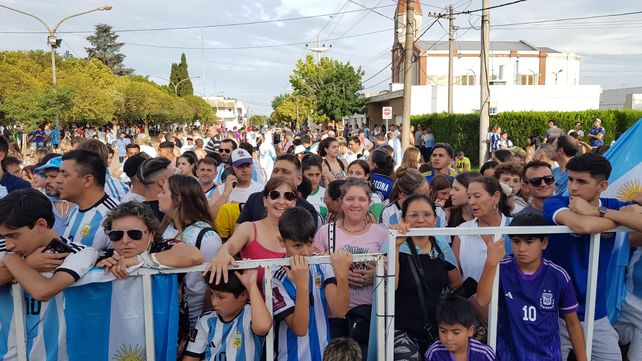 Los vecinos de Pujato ya están congregados frente al escenario que montó la comuna para realizarle el homenaje a Scaloni.