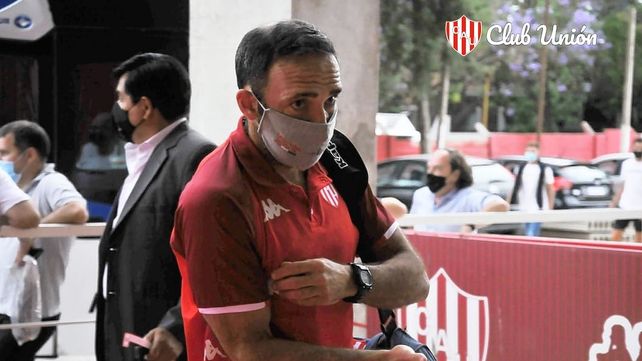 Juan Azconzábal, ¿con dudas de nombres y sistema en Unión?