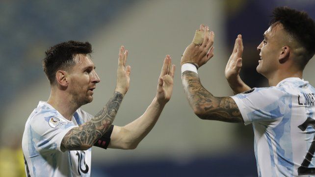 El argentino Lionel Messi celebra el segundo gol de su equipo contra Ecuador con su compañero Martínez, autor del tanto. AP Photo / Eraldo Peres