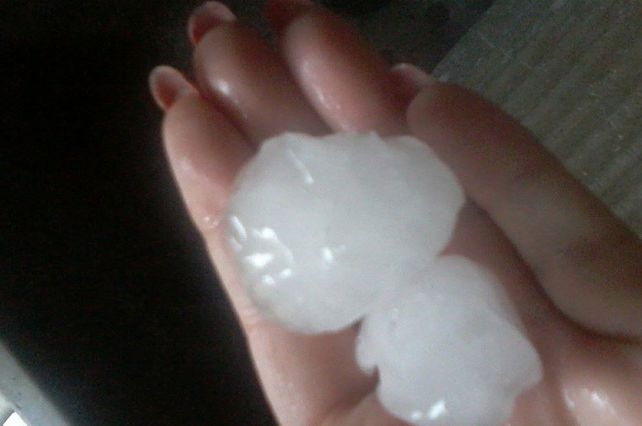 Las piedras que cayeron en la ciudad. Facebook: Analía Carreras