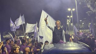 Nicolás Mayoraz junto a militantes