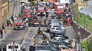Un desplazamiento de tierra se traga una veintena de autos y deja un socavón de 200 metros en el centro de Florencia