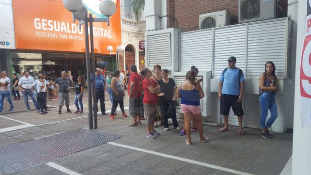 Comenzó el paro bancario y se siente en los cajeros de la ciudad