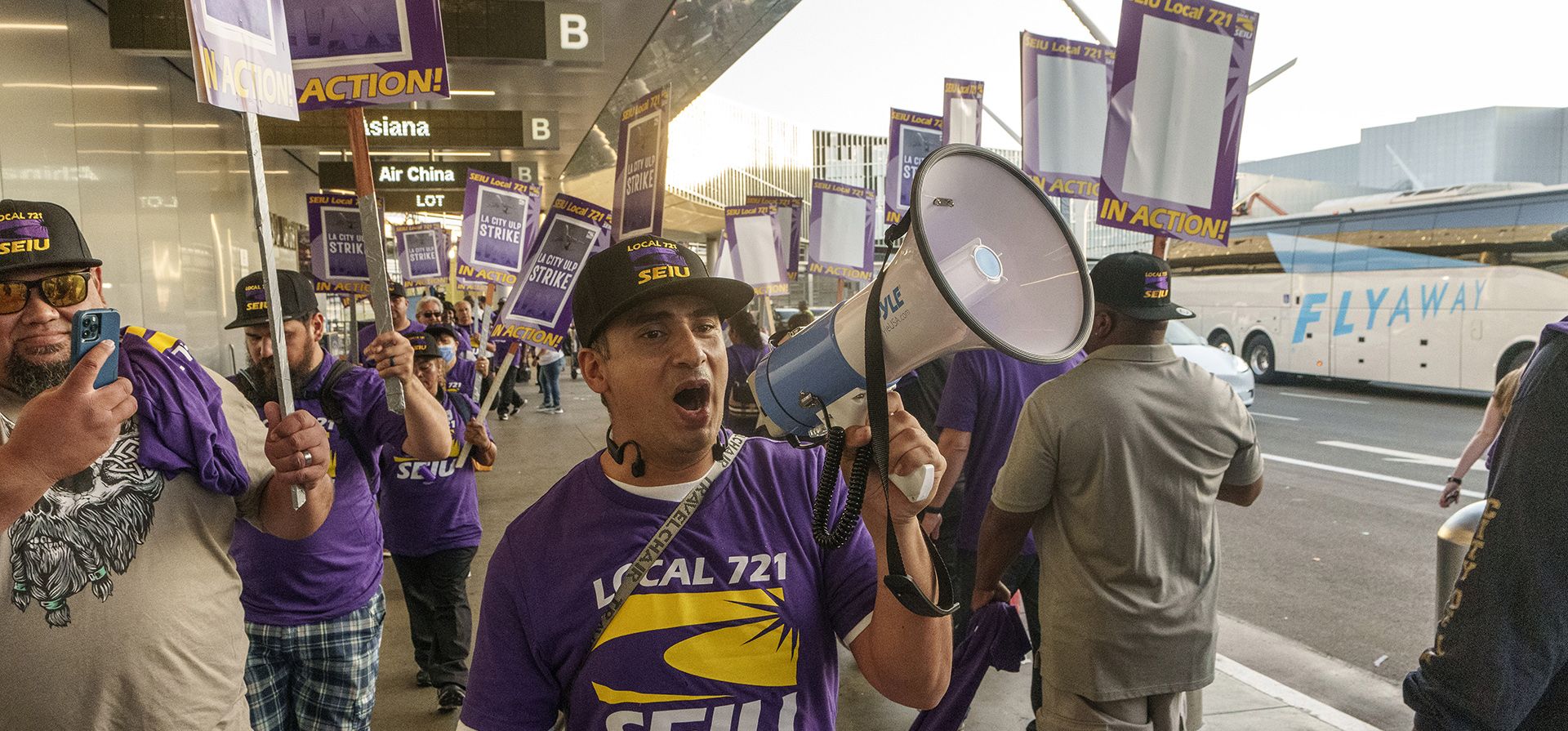 Empleados de la ciudad de Los Ángeles con SEIU Local 721 se unen a un piquete en el Aeropuerto Internacional de Los Ángeles ,el martes 8 de agosto de 2023. Miles de empleados de la ciudad, incluidos trabajadores de saneamiento, ingenieros y oficiales de tránsito, abandonaron el trabajo por una huelga de 24 horas alegando prácticas laborales desleales. (Foto AP/Damián Dovarganes) Empleados de la ciudad de Los Ángeles con SEIU Local 721 se unen a un piquete en el Aeropuerto Internacional de Los Ángeles ,el martes 8 de agosto de 2023. Miles de empleados de la ciudad, incluidos trabajadores de saneamiento, ingenieros y oficiales de tránsito, abandonaron el trabajo por una huelga de 24 horas alegando prácticas laborales desleales. (Foto AP/Damián Dovarganes)