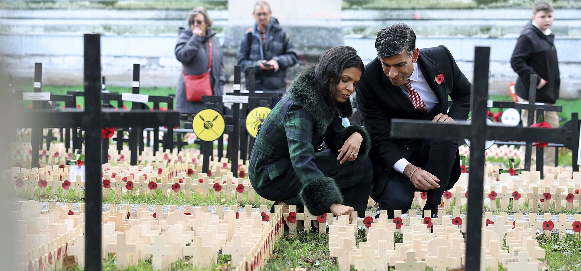 El primer ministro británico, Rishi Sunak, y su esposa Akshata Murty observan las cruces del Recuerdo en el Campo del Recuerdo de la Abadía de Westminster, en Londres, el viernes 10 de noviembre de 2023, antes del Día del Armisticio el sábado, que conmemora el fin de la Primera Guerra Mundial. (Daniel Leal/Foto de piscina vía AP El primer ministro británico, Rishi Sunak, y su esposa Akshata Murty observan las cruces del Recuerdo en el Campo del Recuerdo de la Abadía de Westminster, en Londres, el viernes 10 de noviembre de 2023, antes del Día del Armisticio el sábado, que conmemora el fin de la Primera Guerra Mundial. (Daniel Leal/Foto de piscina vía AP