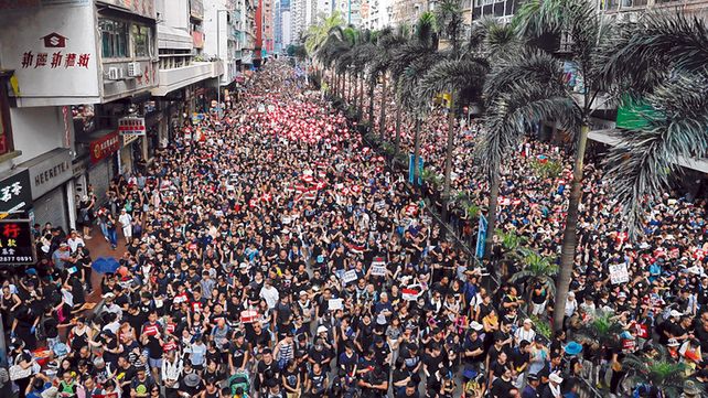 Impresionante. Un río humano desbordó el centro de Hong Kong por tercera vez en siete días.&nbsp;