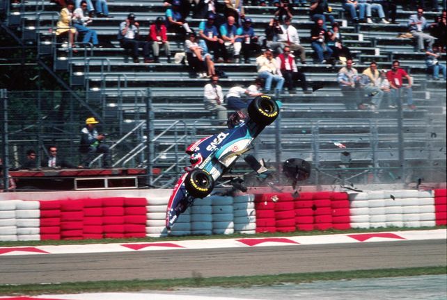 El accidente de Rubens Barrichello en la curva Bassa, apenas dos días antes de la muerte de Ayrton Senna.