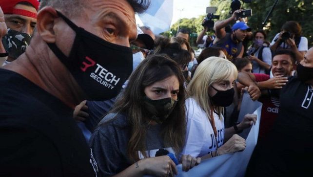 El desborde en la marcha por Maradona hizo retirar a Claudia, Dalma y Gianinna