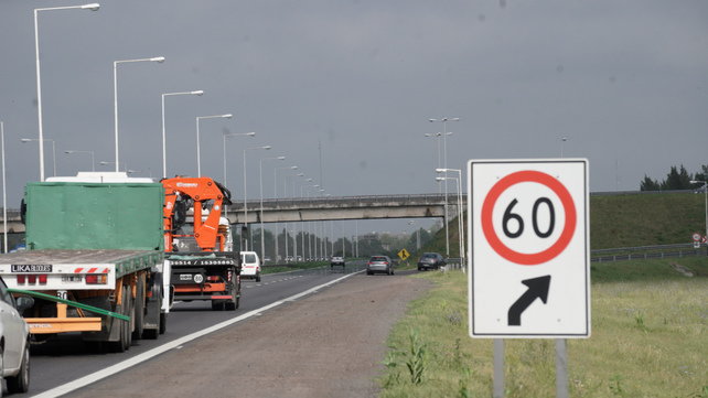 El rulo de acceso a la ruta A-012. Tiene cartelería que anuncia la reducción de velocidad