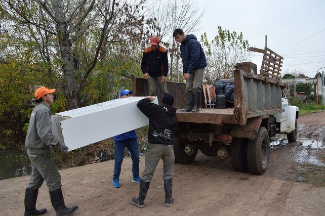 Evacuación en Concepción del Uruguay: rescatan todo lo que pueden