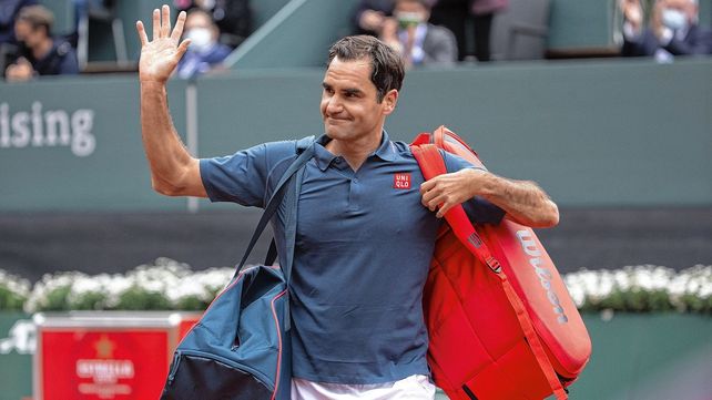 Roger Federer sale un momento del retiro para volver a las canchas