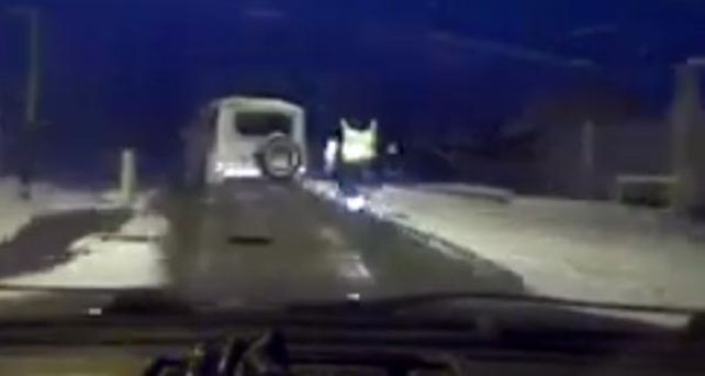Un policía ruso atrapando a pie a unos ladrones, furor en la web