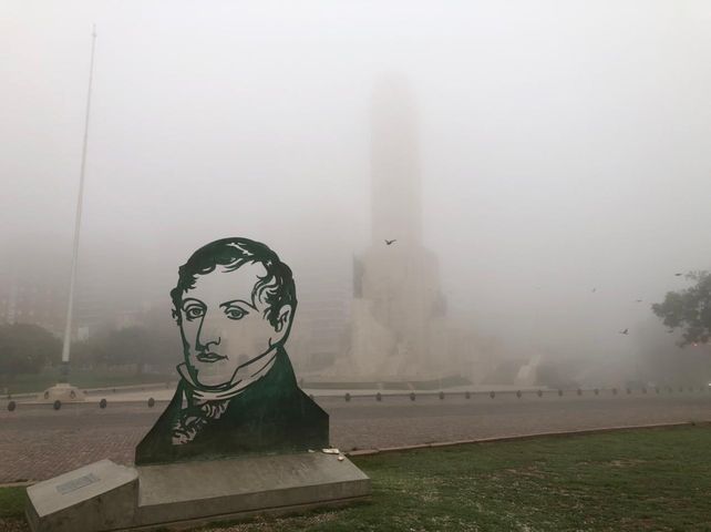 La mañana amaneció cubierta de una espesa neblina en la franja de la costa rosarina.