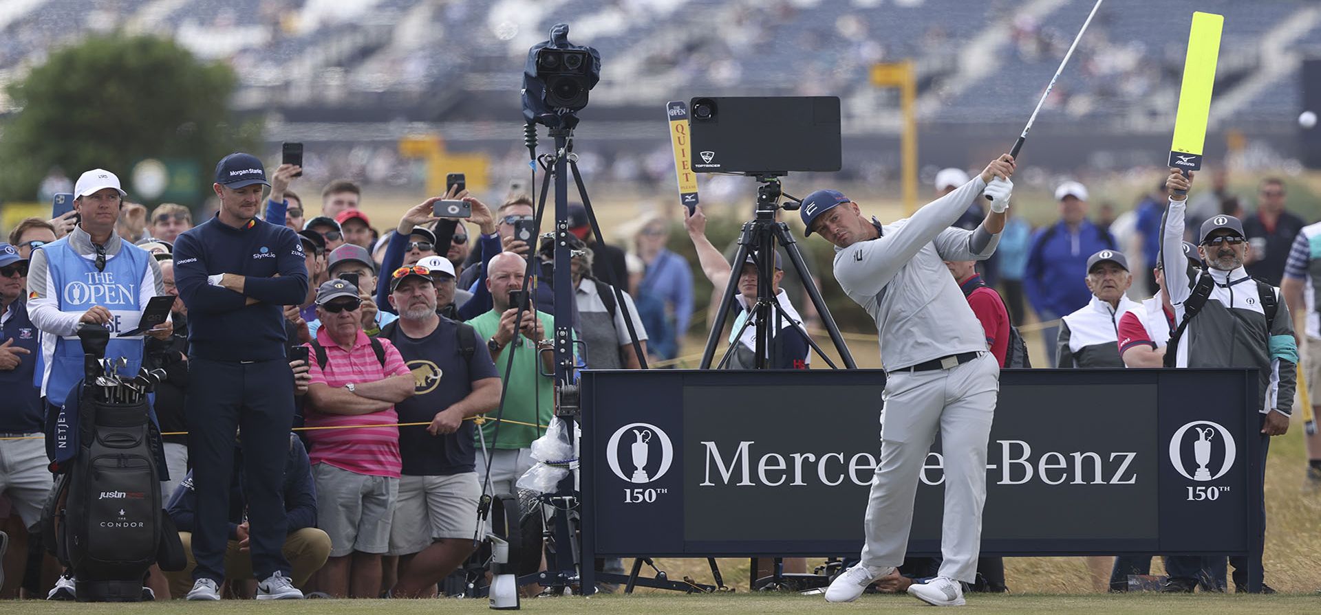 Bryson DeChambeau de EE. UU. juega desde el hoyo 4 durante una ronda de práctica en el campeonato de golf del Abierto Británico en el Old Course de St. Andrews, Escocia, el miércoles 13 de julio de 2022.