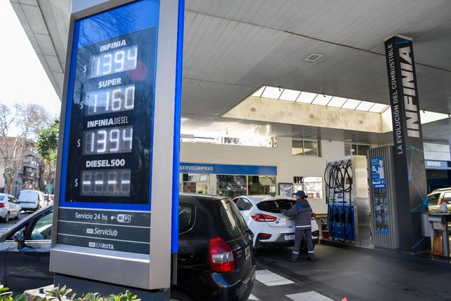 La pizarra con los precios de los combustibles en una estación de servicio YPF de Rosario.