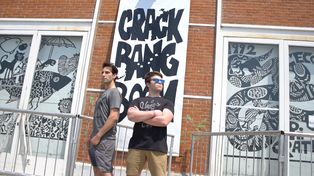La película sigue a dos amigos que llegan a la Crack Bang Boom. También incluye entrevistas y anécdotas.&nbsp; 