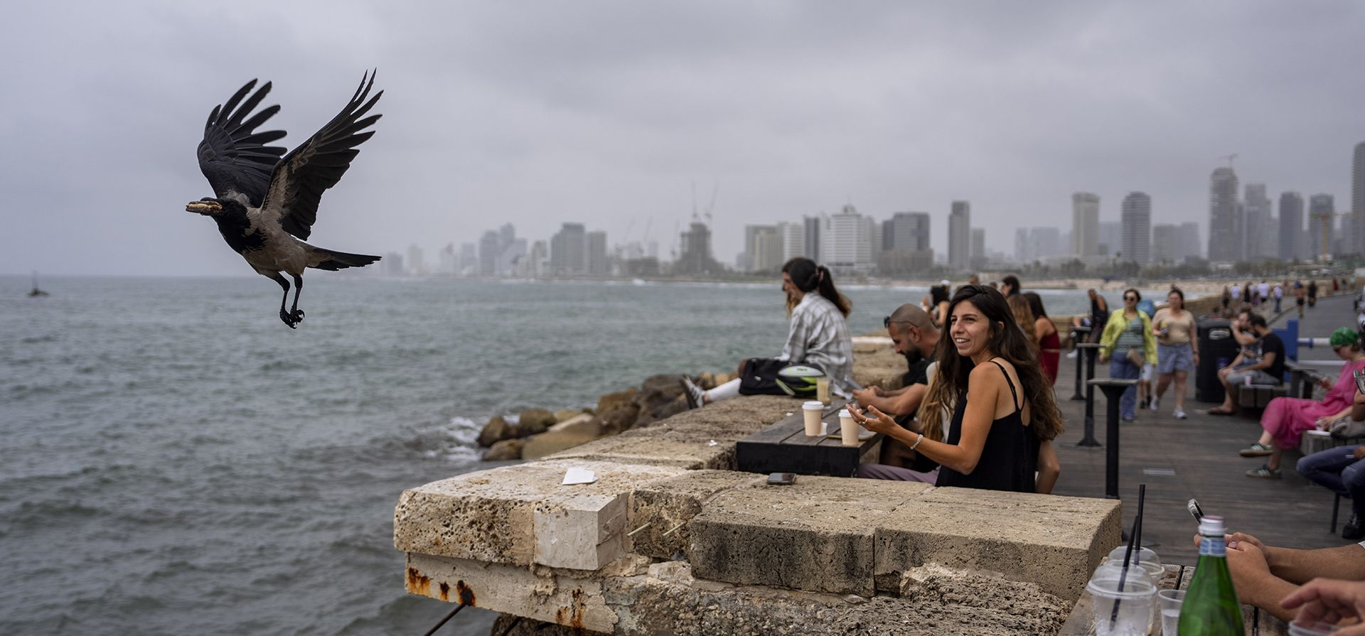 La gente se sienta en un bar con vista al mar Mediterráneo en el antiguo puerto de Jaffa, una parte mixta judío-árabe de Tel Aviv, Israel, el viernes 26 de abril de 2024. (Foto AP/Oded Balilty) La gente se sienta en un bar con vista al mar Mediterráneo en el antiguo puerto de Jaffa, una parte mixta judío-árabe de Tel Aviv, Israel, el viernes 26 de abril de 2024. (Foto AP/Oded Balilty)