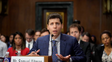 Sam Altman, de inusual saco y corbata, ante el Senado. Pidió regular la IA y crear una agencia federal que la controle.&nbsp;