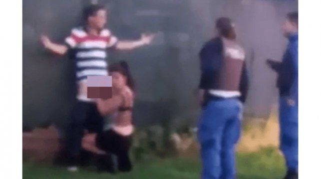Detuvieron a una pareja por practicar sexo oral en la calle