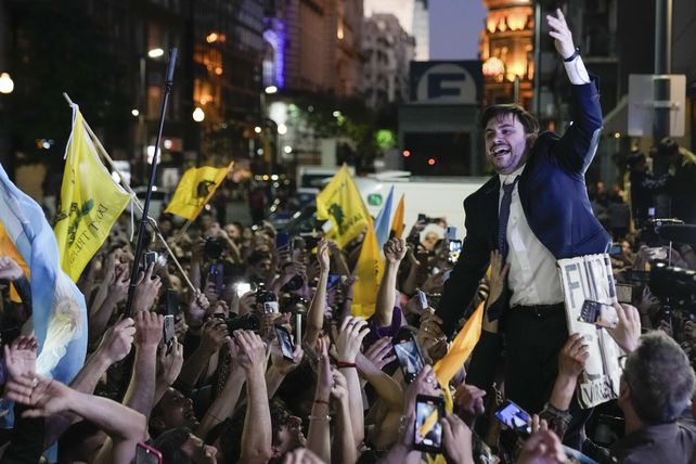 Fanáticos de Javier Milei celebran en el bunker de La Libertad Avanza.