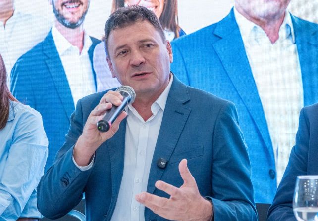 Leonardo Raimundo: “Mi compromiso es, como candidato constituyente, incorporar en la futura Constitución provincial el derecho al agua en condiciones de igualdad. Es decir, no agua de cualquier tipo sino agua potabilizada de la mejor calidad apta para el consumo humano”
