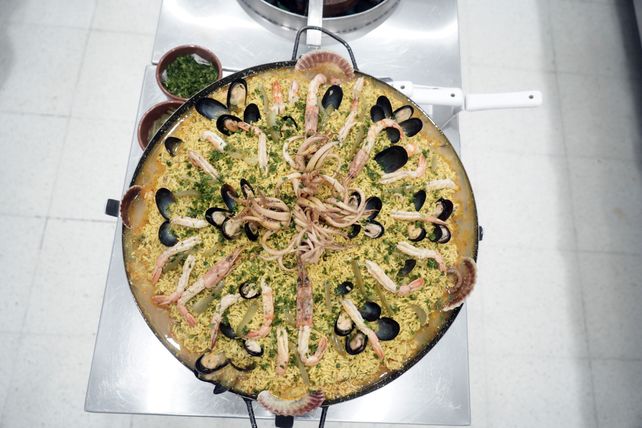 La paella es uno de los platos de lujo de Las Caracolas y el menú elegido para celebrar el Día del Padre.