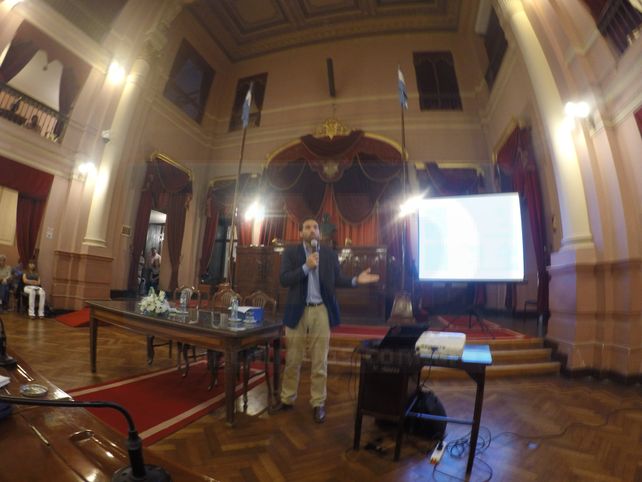 Damián Verzeñassi dando una clase magistral en la Cámara de Diputados de Entre Ríos. 
