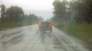 Llueve copiosamente en casi toda la provincia y recomiendan transitar con precaución por rutas nacionales y provinciales. Consejos para evitar el aquaplanning