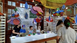 La muestra consta de tres salas de juego, cada una centrada en temas que invitan a la exploración y el descubrimiento.