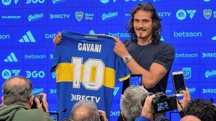 Edinson Cavani, exhibiendo la número 10 que lucirá en su ciclo en Boca Juniors.&nbsp;