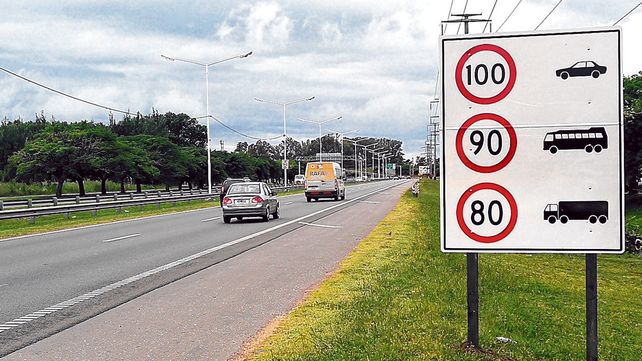 Carteles. La nueva señalética con las velocidades  máximas permitidas ya empezó a ser colocada por Vialidad en gran parte  de la traza