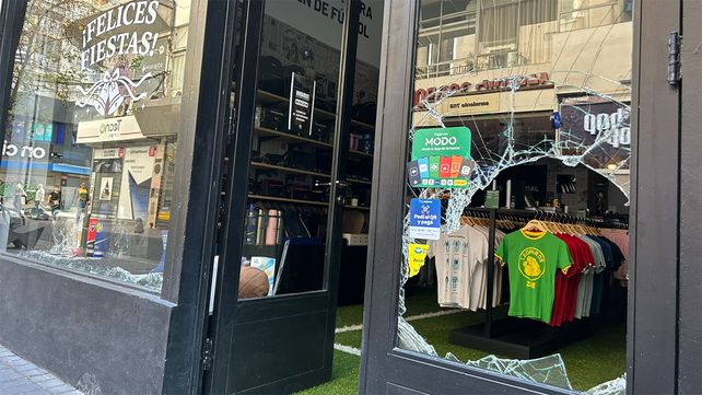 El robo en el comercio de indumentaria deportiva sucedió este jueves a la madrugada.