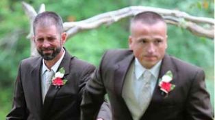 Se hizo viral la foto de un padre arrastrando al padrastro de su hija al altar