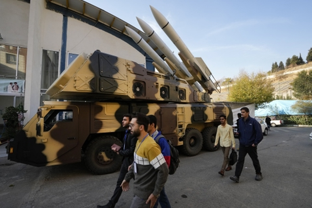 Una batería de misiles es exhibida en una calle de Teherán. El país abastece con este tipo de armas a varias de las milicias de Medio Oriente, como los hutíes  de Yemen y Hezbolá.