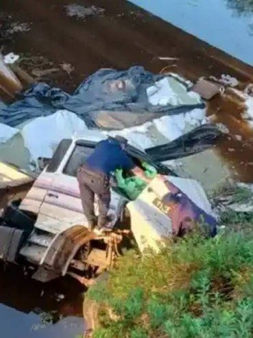 Camión despistó y cayó desde un puente en la Autovía 14