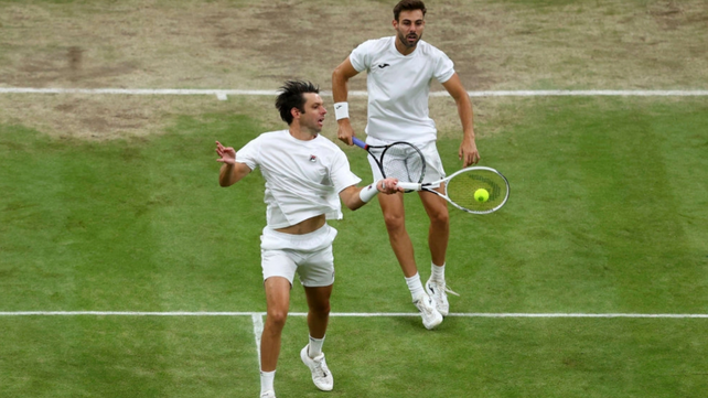 Horacio Zeballos volea en el césped del torneo de tenis de Wimbledon.&nbsp; 