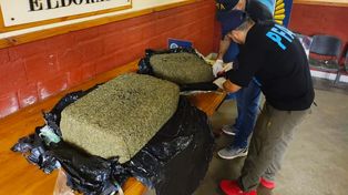 Agentes de la Policía Federal revisan parte del envío decomisado, con más de 600 kilos de marihuana.