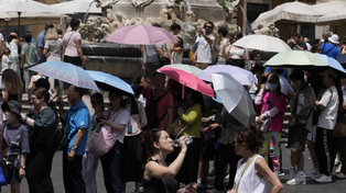Turistas hacen fila ante el Panteón en Roma en plena ola de calor. Un peligro para las personas vulnerables.