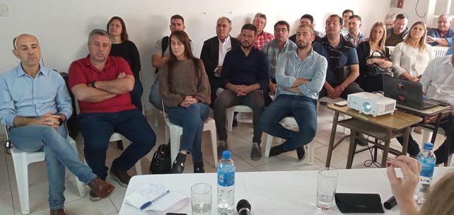 La Vanguardia. La ministra Adriana Cantero habló ante presidentes comunales e intendentes de 19 localidades del departamento Constitución.&nbsp;