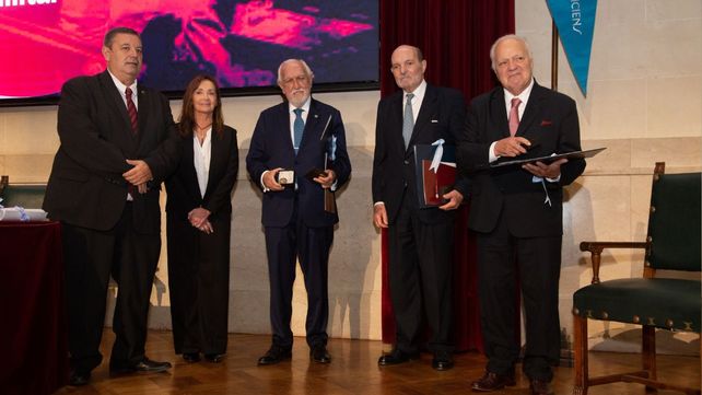 La UNL reconoció a los jueces que condenaron a las Juntas Militares a 40 años del histórico juicio La UNL reconoció a los jueces que condenaron a las Juntas Militares a 40 años del histórico juicio
